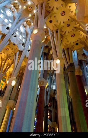 Barcelona Spanien - 22. April 2024 - Licht strömt durch Buntglasfenster in die Sagrada Familia in Barcelona Stockfoto