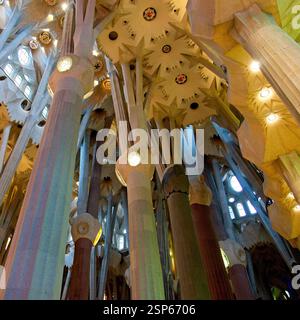 Barcelona Spanien - 22. April 2024 - Licht strömt durch Buntglasfenster in die Sagrada Familia in Barcelona Stockfoto