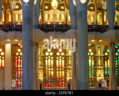 Barcelona Spanien - 22. April 2024 - Licht strömt durch Buntglasfenster in die Sagrada Familia in Barcelona Stockfoto