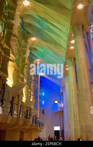 Barcelona Spanien - 22. April 2024 - Licht strömt durch Buntglasfenster in die Sagrada Familia in Barcelona Stockfoto