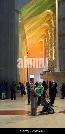 Barcelona Spanien - 22. April 2024 - Licht strömt durch Buntglasfenster in die Sagrada Familia in Barcelona Stockfoto
