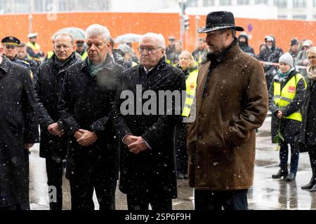 München, Deutschland. Februar 2025. FRANK-WALTER STEINMEIER (Mitte), Bundespräsident der Bundesrepublik Deutschland, nimmt an der stillen Gedenkfeier am Tatort des gestrigen Terroranschlags in der bayerischen Hauptstadt München Teil. Er wird von Ministerpräsident MARKUS SOEDER (CSU) (R) und Münchner Bürgermeister DIETER REITER (SPD) (L) begleitet. Gestern hat ein 24-jähriger Afghane mehrere Personen verletzt, die an einem VERDI-Protest mit einem Auto teilnahmen, einige befinden sich in einem kritischen Zustand. Quelle: Andreas Stroh/Alamy Live News Stockfoto