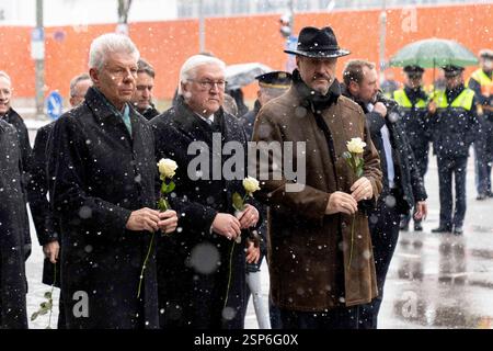 München, Deutschland. Februar 2025. FRANK-WALTER STEINMEIER (Mitte), Bundespräsident der Bundesrepublik Deutschland, nimmt an der stillen Gedenkfeier am Tatort des gestrigen Terroranschlags in der bayerischen Hauptstadt München Teil. Er wird von Ministerpräsident MARKUS SOEDER (CSU) (R) und Münchner Bürgermeister DIETER REITER (SPD) (L) begleitet. Gestern hat ein 24-jähriger Afghane mehrere Personen verletzt, die an einem VERDI-Protest mit einem Auto teilnahmen, einige befinden sich in einem kritischen Zustand. Quelle: Andreas Stroh/Alamy Live News Stockfoto