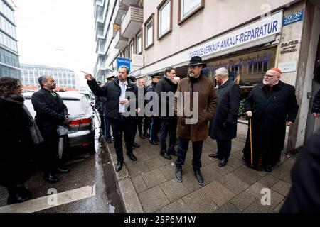 München, Bayern, Deutschland. Februar 2025. Ministerpräsident MARKUS SOEDER (CSU) nimmt an der stillen Gedenkfeier am Tatort des gestrigen Terroranschlags in der bayerischen Hauptstadt München Teil. Gestern hat ein 24-jähriger Afghane mehrere Personen verletzt, die an einem VERDI-Protest mit einem Auto teilnahmen, einige befinden sich in einem kritischen Zustand. (Kreditbild: © Andreas Stroh/ZUMA Press Wire) NUR REDAKTIONELLE VERWENDUNG! Nicht für kommerzielle ZWECKE! Stockfoto