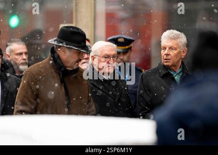 München, Bayern, Deutschland. Februar 2025. FRANK-WALTER STEINMEIER (Mitte), Bundespräsident der Bundesrepublik Deutschland, nimmt an der stillen Gedenkfeier am Tatort des gestrigen Terroranschlags in der bayerischen Hauptstadt München Teil. Er wird von Ministerpräsident MARKUS SOEDER (CSU) (L) und Münchner Bürgermeister DIETER REITER (SPD) (R) begleitet. Gestern hat ein 24-jähriger Afghane mehrere Personen verletzt, die an einem VERDI-Protest mit einem Auto teilnahmen, einige befinden sich in einem kritischen Zustand. (Kreditbild: © Andreas Stroh/ZUMA Press Wire) NUR REDAKTIONELLE VERWENDUNG! Nicht für kommerzielle ZWECKE! Stockfoto