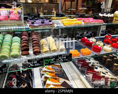 Lviv, Ukraine - 13. Februar 2025: Verschiedene Backwaren und Konditoreien werden in einem Schauschrank der Bäckerei präsentiert Stockfoto