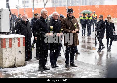 FRANK-WALTER STEINMEIER Middle, Bundespräsident von Deutschland, nahm an der stillen Gedenkfeier am Tatort des mutmaßlichen Terroranschlags in der bayerischen Hauptstadt München Teil. Er wird von Ministerpräsident MARKUS SOEDER CSU R und Münchner Bürgermeister DIETER REITER SPD L. begleitet gestern hat ein 24-jähriger Afghane mehrere Menschen bei einem VERDI-Protest mit einem Auto verletzt, einige befinden sich in kritischem Zustand. München Bayern Deutschland Stockfoto