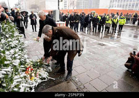 FRANK-WALTER STEINMEIER Middle, Bundespräsident von Deutschland, nahm an der stillen Gedenkfeier am Tatort des mutmaßlichen Terroranschlags in der bayerischen Hauptstadt München Teil. Er wird von Ministerpräsident MARKUS SOEDER CSU R und Münchner Bürgermeister DIETER REITER SPD L. begleitet gestern hat ein 24-jähriger Afghane mehrere Menschen bei einem VERDI-Protest mit einem Auto verletzt, einige befinden sich in kritischem Zustand. München Bayern Deutschland Stockfoto