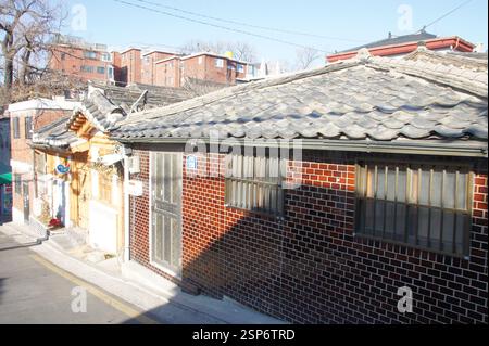 Traditionelles koreanisches Haus mit Ziegeldach und Ziegelwänden. Ruhige Gasse mit traditioneller Architektur. Südkorea. Symbol des koreanischen Erbes und der CUL Stockfoto