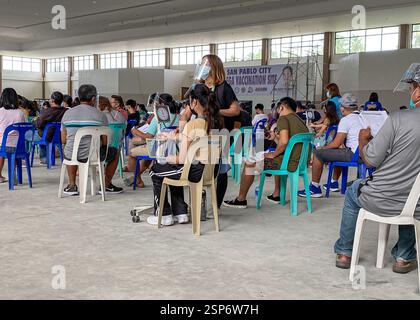 COVID 19 Mega-Impfstelle in einem Kongresszentrum für philippinische nationale Impftage, Provinz Philippinen, Gesichtsmasken und Schilde obligatorisch Stockfoto