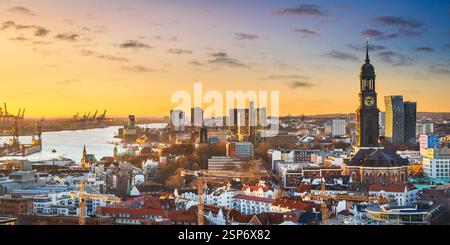 Skyline bei Sonnenuntergang von Hamburg, Deutschland mit St. Michaelis Kirche und Hafen Stockfoto