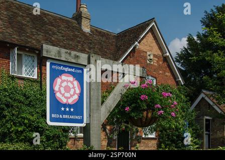 Genießen Sie England Schild auf einem Gästehaus im Dorf Old Warden, Bedfordshire, Großbritannien Stockfoto