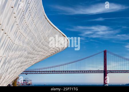MAAT, Museum für Kunst, Architektur und Technologie mit Vasco da Gama-Brücke hinten, Lissabon, Portugal Stockfoto