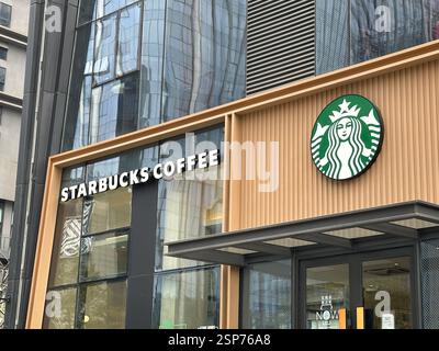 Nanning, China - 15. Februar 2024: Starbucks Coffee Shop. Starbucks Coffee ist eine US-amerikanische Coffee-Shops-Kette, die in Seattle gegründet wurde. Stockfoto