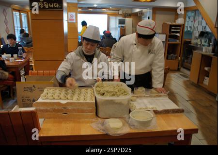 Koreanisches Restaurant in Südkorea. Das Innere des Restaurants ist warm und einladend, mit traditionellem koreanischem Dekor und komfortablen Sitzgelegenheiten. Kundenkonfiguration Stockfoto
