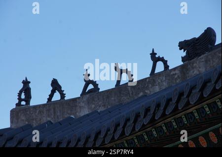 Dachdekoration Südkorea. Schwarze, stilisierte Tierfiguren. Traditionelle koreanische Architekturdekoration Südkorea. Symbolische Abwehr bösartiger spir Stockfoto