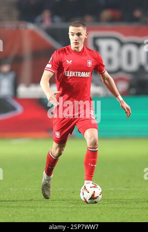Enschede, Niederlande. Februar 2025. ENSCHEDE, NIEDERLANDE - 13. FEBRUAR: Gustaf Lagerbielke vom FC Twente während des Play-off-Spiels der UEFA Europa League 2024/25 League Knockout zwischen dem FC Twente und dem FK Bodo Glimt in Grolsch Veste am 13. Februar 2025 in Enschede, Niederlande. (Foto von Peter Lous/Orange Pictures) Credit: Orange Pics BV/Alamy Live News Stockfoto