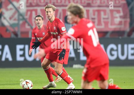 Enschede, Niederlande. Februar 2025. ENSCHEDE, NIEDERLANDE - 13. FEBRUAR: Michel VLAP vom FC Twente während des Play-off-Spiels der UEFA Europa League 2024/25 League Knockout zwischen dem FC Twente und dem FK Bodo Glimt in Grolsch Veste am 13. Februar 2025 in Enschede, Niederlande. (Foto von Peter Lous/Orange Pictures) Credit: Orange Pics BV/Alamy Live News Stockfoto