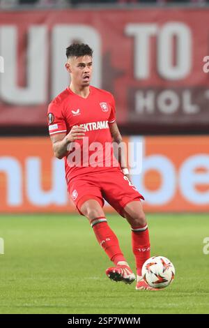 Enschede, Niederlande. Februar 2025. ENSCHEDE, NIEDERLANDE - 13. FEBRUAR: Mees Hilgers vom FC Twente während des Play-off-Spiels der UEFA Europa League 2024/25 League Knockout zwischen dem FC Twente und dem FK Bodo Glimt in Grolsch Veste am 13. Februar 2025 in Enschede, Niederlande. (Foto von Peter Lous/Orange Pictures) Credit: Orange Pics BV/Alamy Live News Stockfoto