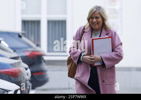 Brüssel, Belgien Februar 2025. Ministerin für öffentliche Modernisierung Vanessa Matz trifft am Freitag, den 14. Februar 2025, zu einer ministerratssitzung der Bundesregierung in Brüssel ein. BELGA FOTO NICOLAS MAETERLINCK Credit: Belga News Agency/Alamy Live News Stockfoto