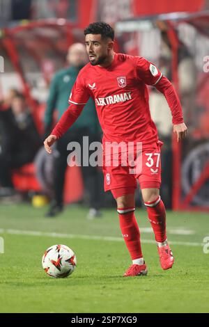 Enschede, Niederlande. Februar 2025. ENSCHEDE, NIEDERLANDE - 13. FEBRUAR: Naci Unuvar vom FC Twente während des Play-off-Spiels der UEFA Europa League 2024/25 League Knockout zwischen dem FC Twente und dem FK Bodo Glimt in Grolsch Veste am 13. Februar 2025 in Enschede, Niederlande. (Foto von Peter Lous/Orange Pictures) Credit: Orange Pics BV/Alamy Live News Stockfoto