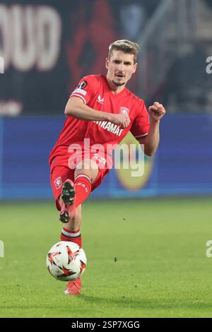 Enschede, Niederlande. Februar 2025. ENSCHEDE, NIEDERLANDE - 13. FEBRUAR: Michal Sadilek vom FC Twente während des Play-off-Spiels der UEFA Europa League 2024/25 League Knockout zwischen dem FC Twente und dem FK Bodo Glimt in Grolsch Veste am 13. Februar 2025 in Enschede, Niederlande. (Foto von Peter Lous/Orange Pictures) Credit: Orange Pics BV/Alamy Live News Stockfoto