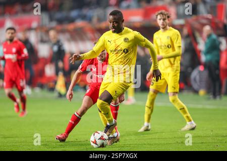 Enschede, Niederlande. Februar 2025. ENSCHEDE, NIEDERLANDE - 13. FEBRUAR: Brice Wembangomo von FK Bodo Glimt während des Play-off-Spiels der UEFA Europa League 2024/25 League zwischen dem FC Twente und dem FK Bodo Glimt am 13. Februar 2025 in Grolsch Veste in Enschede, Niederlande. (Foto von Peter Lous/Orange Pictures) Credit: Orange Pics BV/Alamy Live News Stockfoto