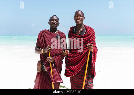 Zwei traditionell gekleidete männliche masai. Stockfoto