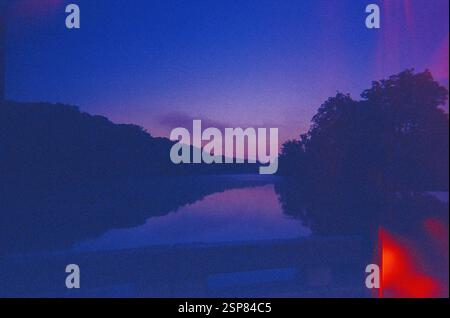 Sonnenuntergang über dem Shenandoah River in Analog Stockfoto