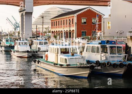 Der Hafen von Kobe ist ein japanischer Seehafen in Kobe, Hyogo im Großraum der Bucht von Osaka, in Kobe, Japan, am 11. November 2017 Stockfoto