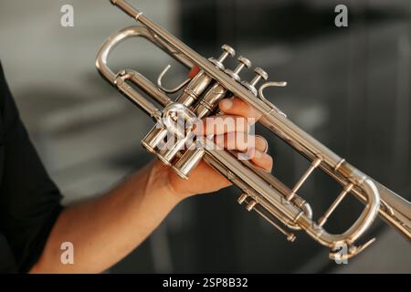 Nahaufnahme eines Trompetenspielers mit Fokus auf die Hände Stockfoto