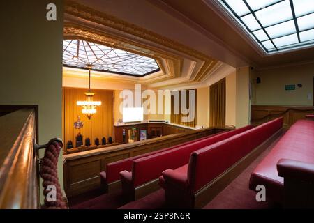 Richmond und Wandsworth Council Meeting, wahrscheinlich im ratssaal, mit Buntglasoberlicht. Standort: London, England. Stockfoto