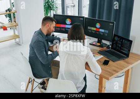 Kreativer Beruf. Zwei Designer arbeiten im Büro zusammen. Stockfoto