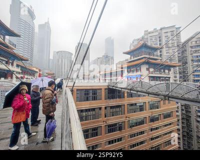 CHONGQING, CHINA - 14. FEBRUAR 2025 - Touristen überblicken den Blick auf die Stadt vom Kuixing Gebäude in Chongqing, China, 14. Februar 2025. Es gibt zwei Overpas Stockfoto