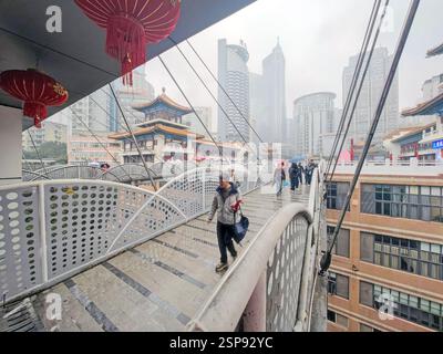 CHONGQING, CHINA - 14. FEBRUAR 2025 - Touristen überblicken den Blick auf die Stadt vom Kuixing Gebäude in Chongqing, China, 14. Februar 2025. Es gibt zwei Overpas Stockfoto