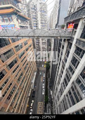 CHONGQING, CHINA - 14. FEBRUAR 2025 - Touristen überblicken den Blick auf die Stadt vom Kuixing Gebäude in Chongqing, China, 14. Februar 2025. Es gibt zwei Overpas Stockfoto