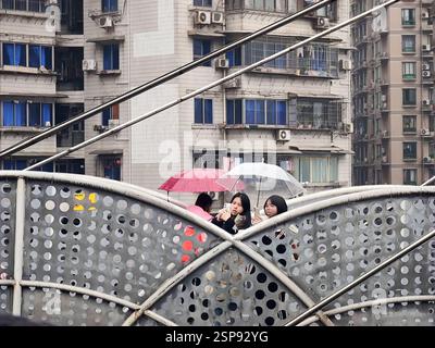 CHONGQING, CHINA - 14. FEBRUAR 2025 - Touristen überblicken den Blick auf die Stadt vom Kuixing Gebäude in Chongqing, China, 14. Februar 2025. Es gibt zwei Overpas Stockfoto
