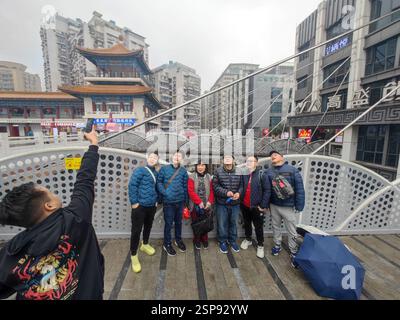 CHONGQING, CHINA - 14. FEBRUAR 2025 - Touristen überblicken den Blick auf die Stadt vom Kuixing Gebäude in Chongqing, China, 14. Februar 2025. Es gibt zwei Overpas Stockfoto