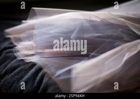 Nahaufnahme eines mehrfarbigen glänzenden Stoffes eines üppigen Tüllrock Stockfoto