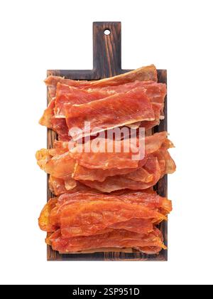 Blick von oben auf drei Arten von Fleischchips vom Schwein, Huhn und truthahn auf einem Holztablett isoliert auf weißem Hintergrund, roh geräucherter Snack für Bier Stockfoto