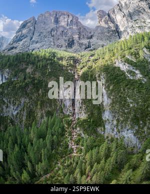 Eine Drohne fängt den Panoramablick auf den Wasserfall Cascate del Pisciadu in den Dolomiten in Italien ein und zeigt seine Bergquelle und zerklüftete alpine Terra Stockfoto