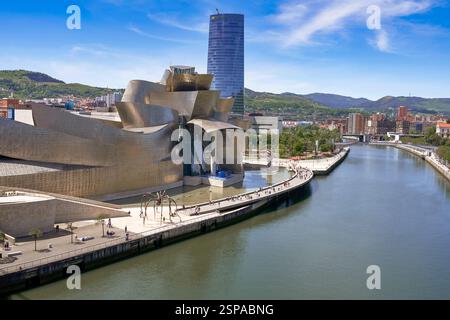 Blick auf das Guggenheim Museum an einem sonnigen Tag Stockfoto