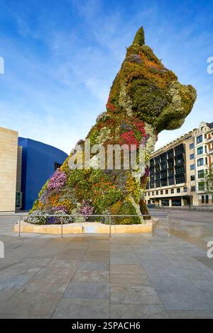 Blumenhund Skulptur in der Nähe des Guggenheim Museums an einem sonnigen Tag Stockfoto