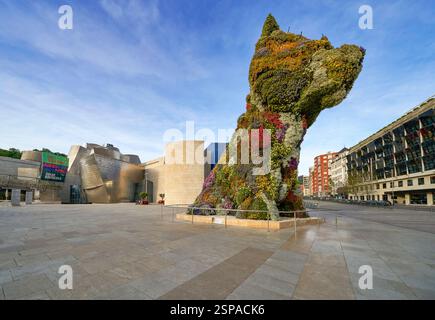 Blumenhund Skulptur in der Nähe des Guggenheim Museums an einem sonnigen Tag Stockfoto