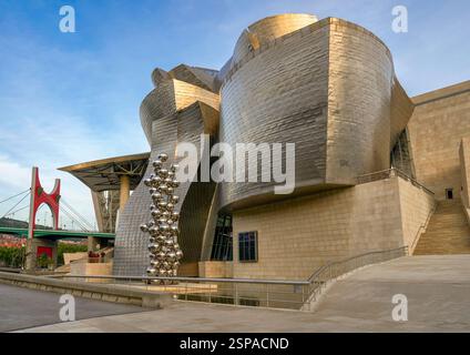 Blick auf das Guggenheim Museum an einem sonnigen Tag Stockfoto
