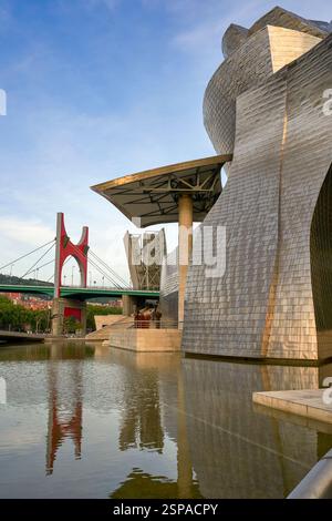 Blick auf das Guggenheim Museum an einem sonnigen Tag Stockfoto