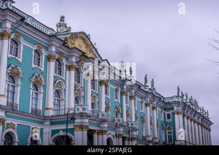 Winterpalast, ehemalige Residenz russischer Kaiser, mit schöner Fassade in der Innenstadt von Sankt Petersburg, bedeutendes Wahrzeichen der Stadt. Stockfoto