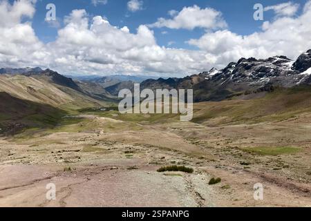 Eine Reihe von Bergen in den peruanischen Anden, die von Schnee bedeckt sind. Stockfoto