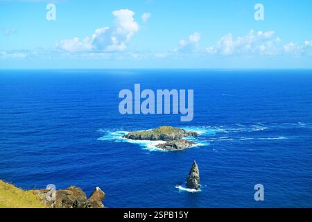 Motu Nui Island, mit der kleineren Motu ITI Island und dem Motu Kao Kao Sea Stack, wie von Orongo Village auf der Osterinsel in Chile, Südamerika gesehen Stockfoto