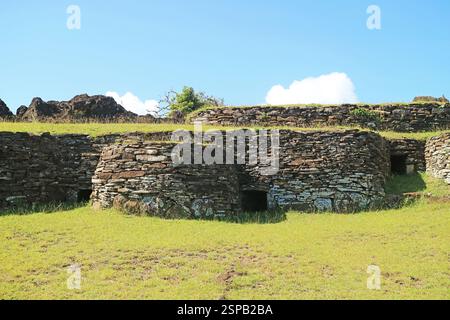 Überreste von Steinhäusern im Orongo Village, einem Zeremonialzentrum auf der Osterinsel, Chile, Südamerika Stockfoto